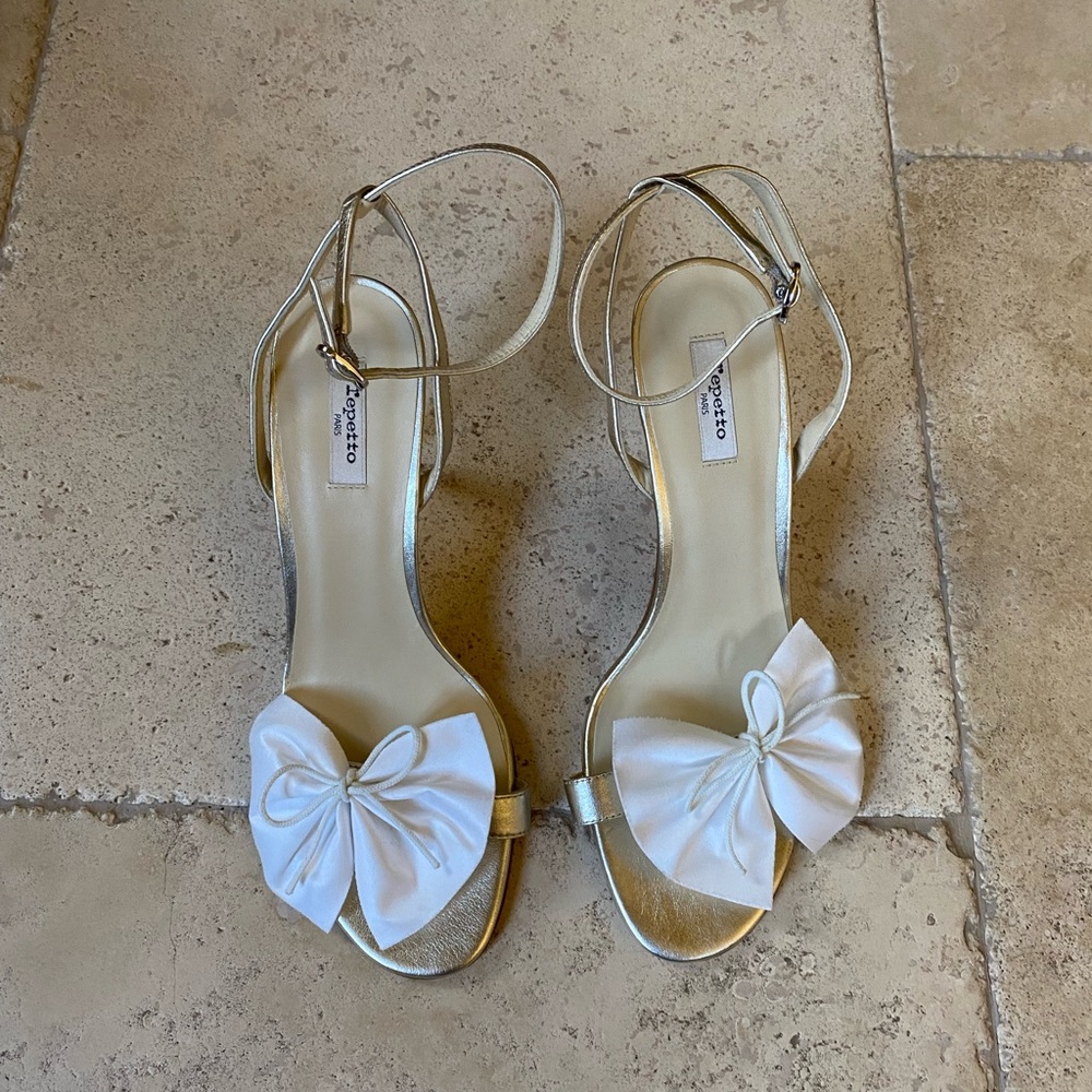 Repetto Justine Sandals in white & light gold - heels with bow detail NWOB